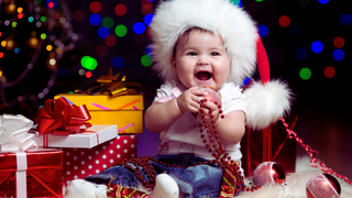 baby mit geschenken