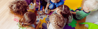 gruppe kinder im kindergarten
