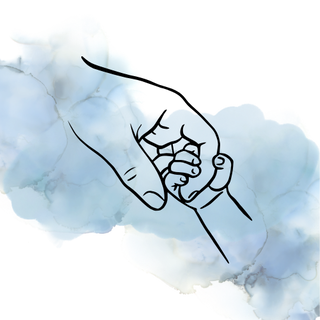Hand eines Erwachsenen hält die kleine Hand eines Neugeborenen vor einem sanften, blauen Hintergrund.