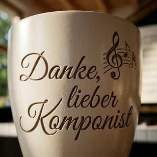 Personalisierter Blumentopf mit Gravur — Geschenk für Komponisten Dankeschön — Detailaufnahme