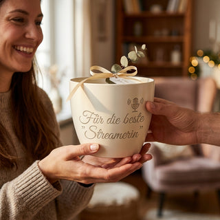 Personalisierter Blumentopf — Geschenk Streamerin »Für die beste Streamerin« — als persoenliche Geschenk-Uebergabe
