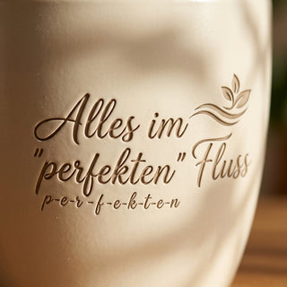 Personalisierter Blumentopf mit Gravur — Geschenk Logistikerin Abschied — Detailaufnahme