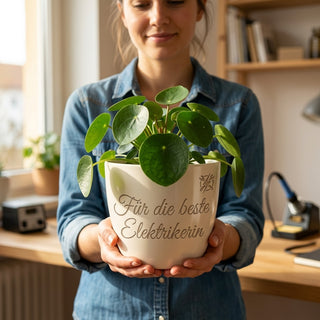 Personalisierter Blumentopf mit Gravur — Geschenk Elektrikerin Abschied — im Wohnambiente