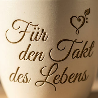 Personalisierter Blumentopf mit Gravur — Geschenk Kardiologin — Detailaufnahme
