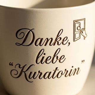 Personalisierter Blumentopf mit Gravur — Geschenk für Kuratorin — Detailaufnahme