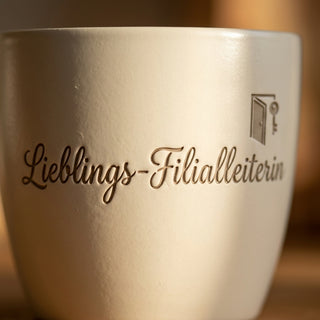 Personalisierter Blumentopf mit Gravur — Geschenk Filialleiterin Abschied — Detailaufnahme