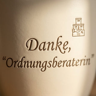 Personalisierter Blumentopf mit Gravur — Geschenk Ordnungsberaterin Dankeschön — Detailaufnahme
