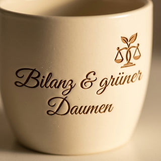 Personalisierter Blumentopf mit Gravur — Geschenk Wirtschaftsprüferin — Detailaufnahme