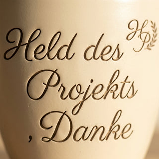Personalisierter Blumentopf mit Gravur 'Held des Projekts' — Geschenk Projektleiter — Detailaufnahme