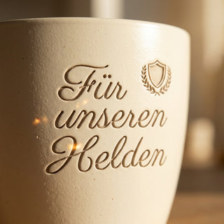Persönliches Geschenk Bundeswehr - Blumentopf mit Gravur für unseren Helden — Detailaufnahme