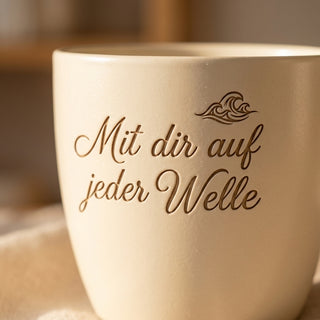 Personalisierter Blumentopf mit Gravur — Geschenk Surflehrer Abschied & Dank — Detailaufnahme