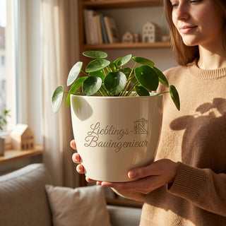 Personalisierter Blumentopf mit Gravur — Geschenk Bauingenieur Abschied — im Wohnambiente