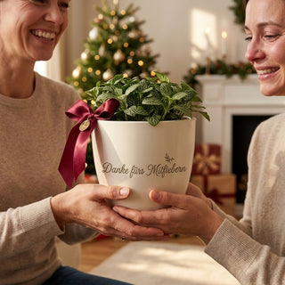 Personalisierter Blumentopf mit Gravur — Geschenk Handballtrainer Dankeschön — als persoenliche Geschenk-Uebergabe
