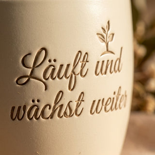 Personalisierter Blumentopf mit Gravur "Läuft und wächst weiter" — Geschenk IT-Techniker — Detailaufnahme