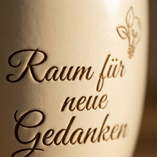 Personalisierter Blumentopf mit Gravur — Geschenk Psychologin Praxis — Detailaufnahme