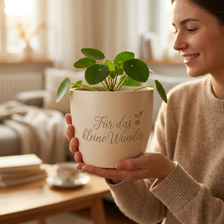 Personalisierter Blumentopf mit Gravur — Geschenk zur Geburt & Babyparty — im Wohnambiente