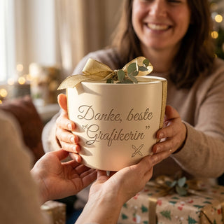Personalisierter Blumentopf mit Gravur — Geschenk für Grafikerin zum Dank — als persoenliche Geschenk-Uebergabe