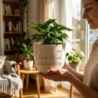 Personalisierter Blumentopf mit Gravur — Geschenk Kletterer Bergsteiger — im Wohnambiente