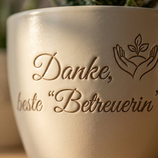 Personalisierter Blumentopf mit Gravur — Danke Geschenk Seniorenbetreuerin — Detailaufnahme