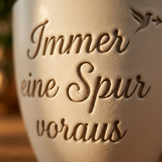 Personalisierter Blumentopf mit Gravur — Geschenk für Marathonläufer — Detailaufnahme