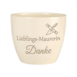 Personalisierter Blumentopf mit Gravur — Geschenk Maurerin Danke — Detailansicht der Lasergravur