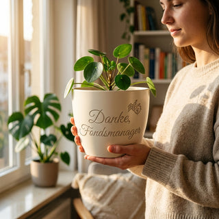 Personalisierter Blumentopf mit Gravur — Dankeschön für Fondsmanager — im Wohnambiente