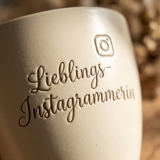 Personalisierter Blumentopf mit Gravur — Geschenk Instagrammerin — Detailaufnahme