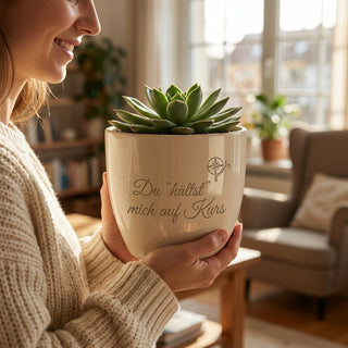 Blumentopf mit Gravur 'Du hältst mich auf Kurs' — Geschenk für Copilot & treuen Begleiter — im Wohnambiente