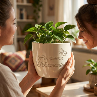 Personalisierter Blumentopf mit Gravur — Geschenk für Schamanin & Heilerin — im Wohnambiente