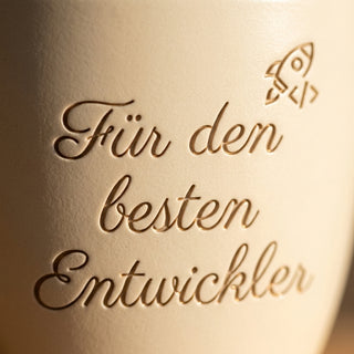 Personalisierter Blumentopf mit Gravur — Geschenk Fachinformatiker Abschied — Detailaufnahme