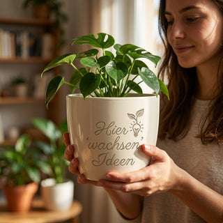 Personalisierter Blumentopf mit Gravur — Geschenk für Modellbauer zum Geburtstag — im Wohnambiente