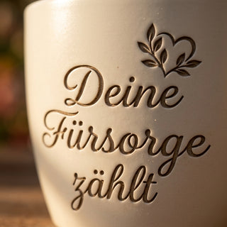 Personalisierter Blumentopf mit Gravur — Geschenk Krankenschwester Danke — Detailaufnahme