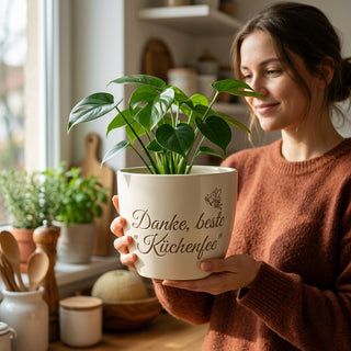 Personalisierter Blumentopf mit Gravur — Geschenk für Küchenhilfe — im Wohnambiente