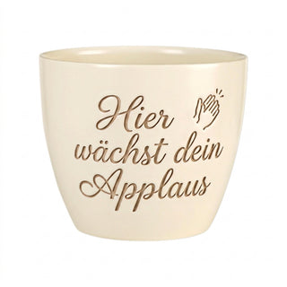Personalisierter Blumentopf mit Gravur — Geschenk Opernsängerin Premiere — Detailansicht der Lasergravur