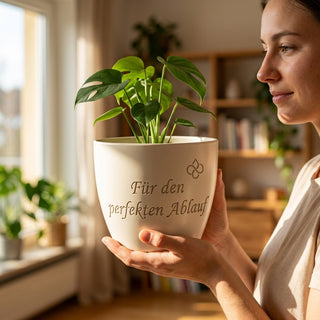 Personalisierter Blumentopf mit Gravur — Dankeschön Hochzeitsplanerin — im Wohnambiente