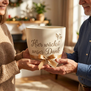 Personalisierter Blumentopf „Hier wächst unser Dank“ — Geschenk für Vertriebler — als persoenliche Geschenk-Uebergabe