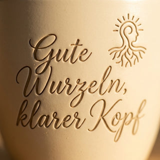 Personalisierter Blumentopf mit Gravur — Geschenk für Prüflinge zur Klausur — Detailaufnahme