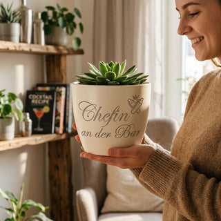 Personalisierter Blumentopf mit Gravur — Geschenk Barkeeperin Abschied — im Wohnambiente