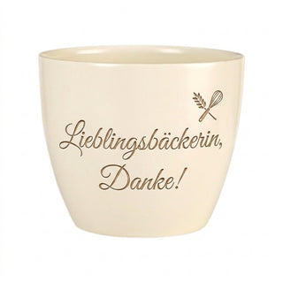 Persönliches Geschenk für die Bäckerin – Blumentopf mit Gravur Lieblingsbäckerin — Detailansicht der Lasergravur