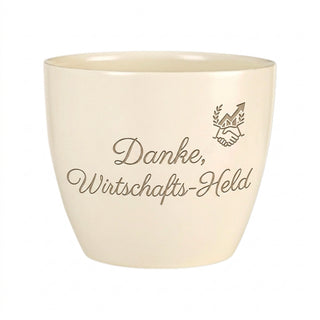 Personalisierter Blumentopf mit Gravur — Geschenk Wirtschaftsingenieur Abschied — Detailansicht der Lasergravur