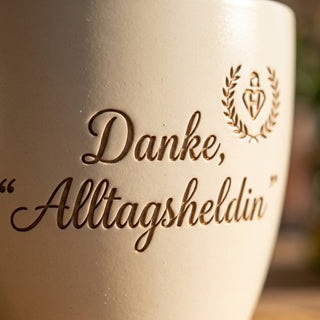 Blumentopf mit Gravur „Danke, Alltagsheldin“ — Geschenk für Sozialarbeiterin — Detailaufnahme