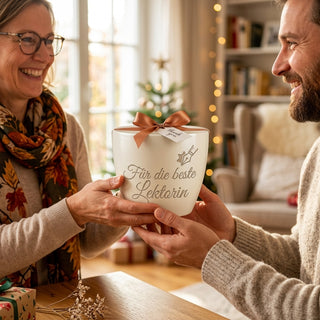 Personalisierter Blumentopf mit Gravur — Geschenk für Lektorin — als persoenliche Geschenk-Uebergabe