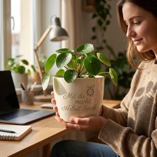 Personalisierter Blumentopf mit Gravur — Geschenk Lieblingskollege — im Wohnambiente