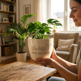 Personalisierter Blumentopf mit Gravur — Geschenk Heilpädagoge Abschied — im Wohnambiente