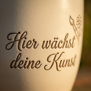 Personalisierter Blumentopf mit Gravur — Geschenk Künstlerin Geburtstag — Detailaufnahme