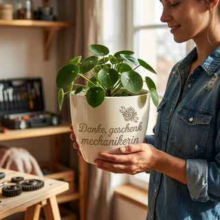 Personalisierter Blumentopf mit Gravur — Geschenk Mechanikerin — im Wohnambiente