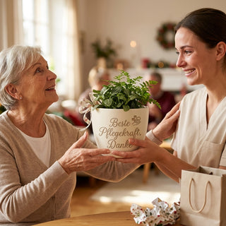 Personalisierter Blumentopf mit Gravur — Geschenk Krankenschwester Dankeschön — als persoenliche Geschenk-Uebergabe
