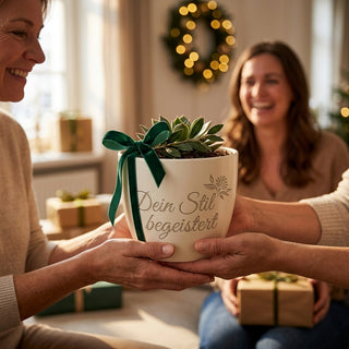 Personalisierter Blumentopf mit Gravur — Geschenk für Dekorateurin — als persoenliche Geschenk-Uebergabe