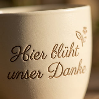 Personalisierter Blumentopf mit Gravur — Geschenk Rektor Abschied — Detailaufnahme
