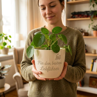 Personalisierter Blumentopf mit Gravur — Geschenk für Modelleisenbahner — im Wohnambiente